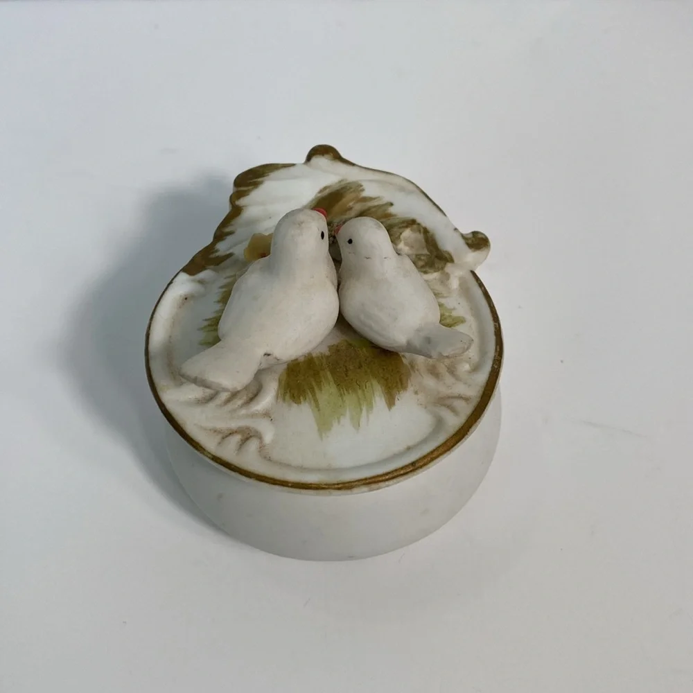 Vintage Lovebirds/Doves trinket box/ring holder storage container. Trinket